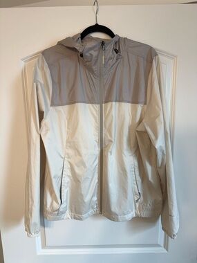 The NorthFace Lightweight Hooded Windbreaker Jacket in Light Gray and Off-White